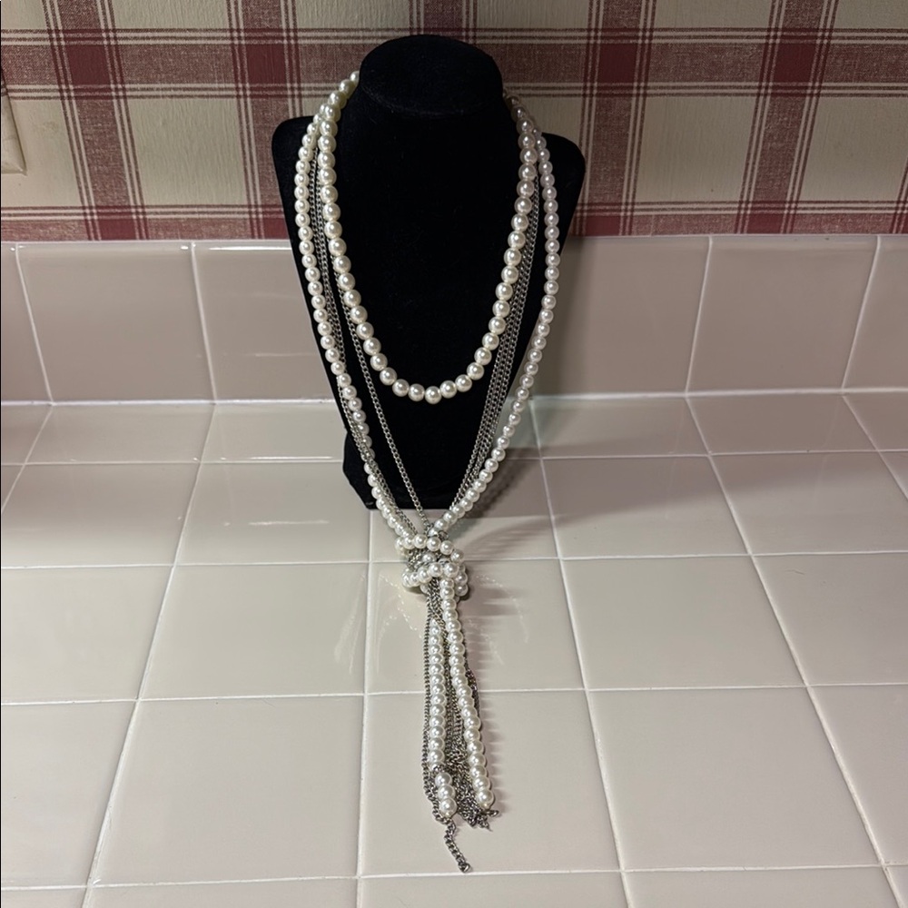 Elegant Pearl and Silver Necklace